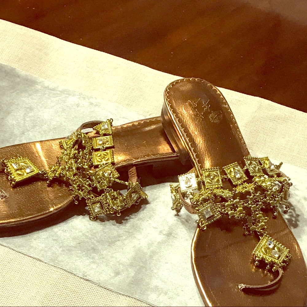 Ankle ornamental sandals, good condition.